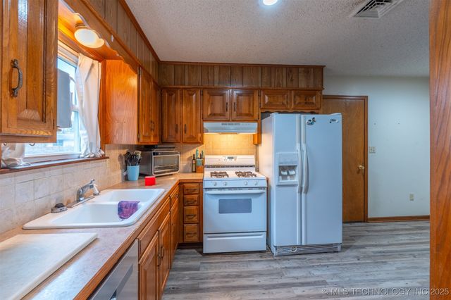 1012 Colonial Drive, Pryor, OK 74361