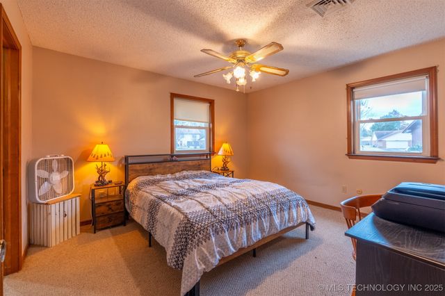 1012 Colonial Drive, Pryor, OK 74361