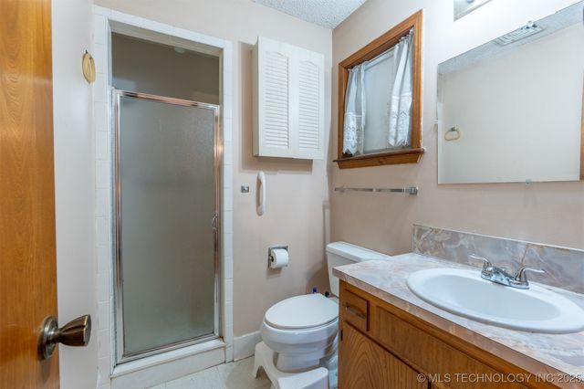 1012 Colonial Drive, Pryor, OK 74361