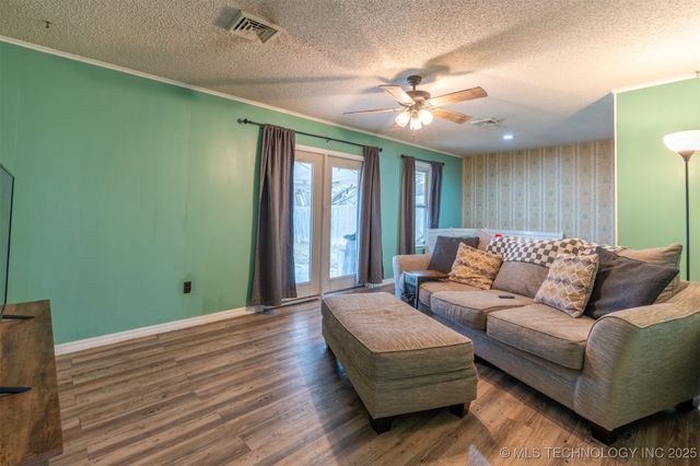 1012 Colonial Drive, Pryor, OK 74361