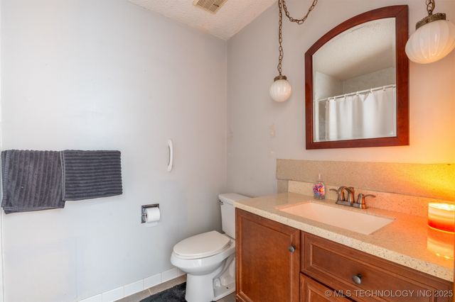 1012 Colonial Drive, Pryor, OK 74361