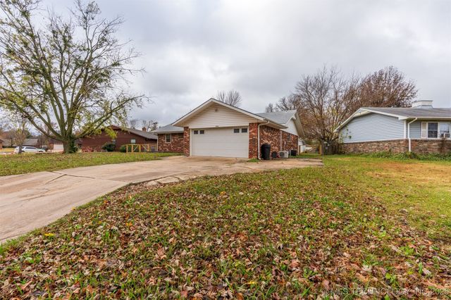 1012 Colonial Drive, Pryor, OK 74361