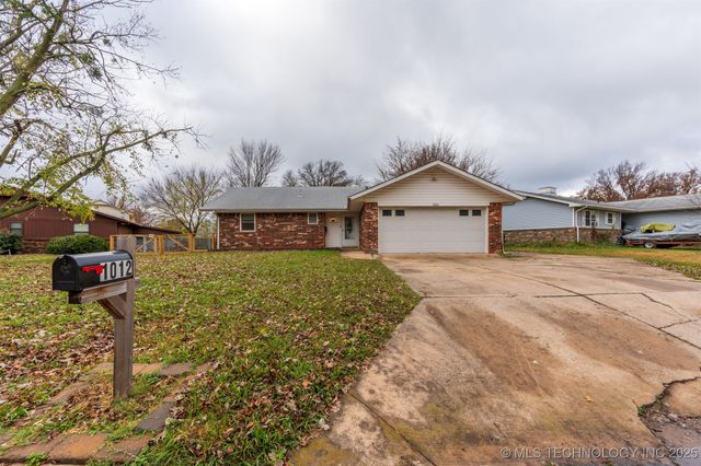 1012 Colonial Drive, Pryor, OK 74361