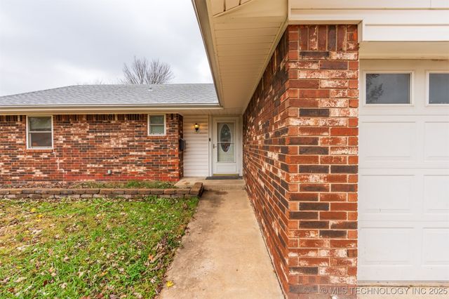 1012 Colonial Drive, Pryor, OK 74361