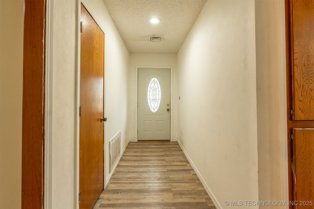 1012 Colonial Drive, Pryor, OK 74361