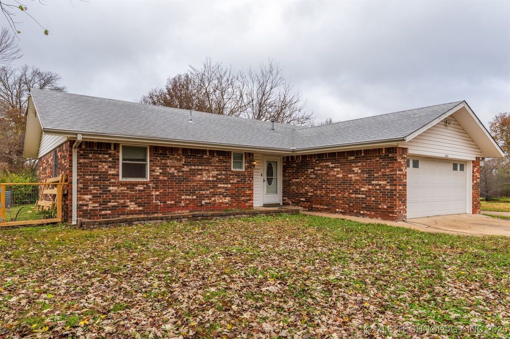1012 Colonial Drive, Pryor, OK 74361