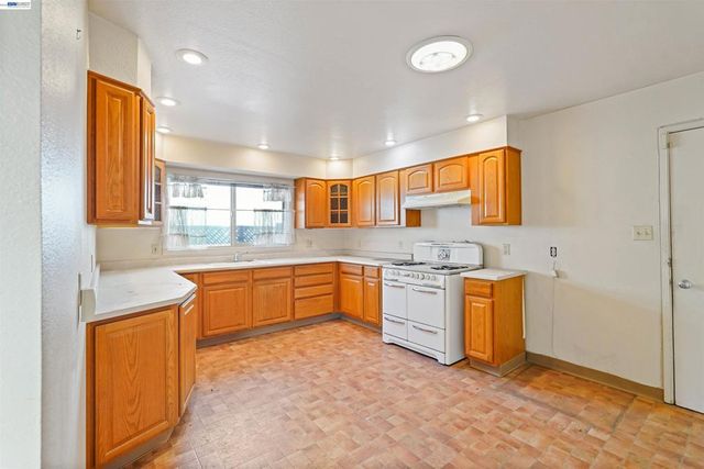 15879 Via Cordoba, San Lorenzo, CA 94580