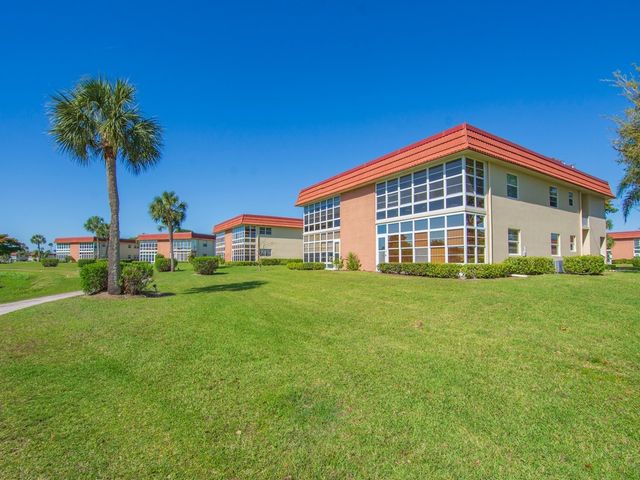 68 Royal Oak Court 201, Vero Beach, FL 32962