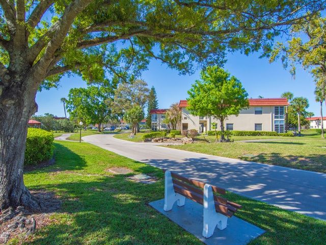 68 Royal Oak Court 201, Vero Beach, FL 32962