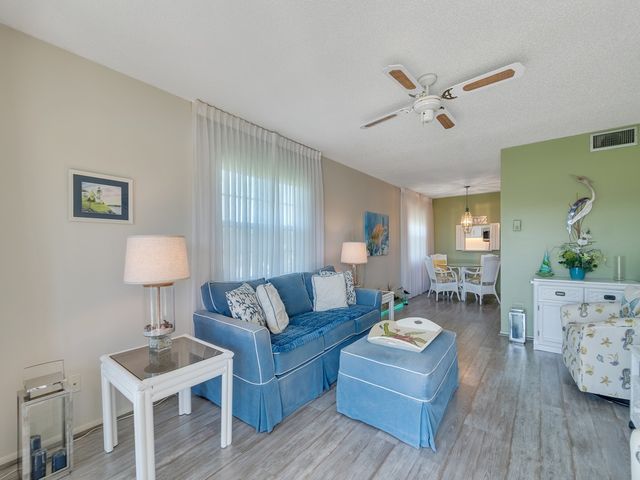 68 Royal Oak Court 201, Vero Beach, FL 32962
