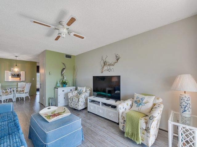 68 Royal Oak Court 201, Vero Beach, FL 32962