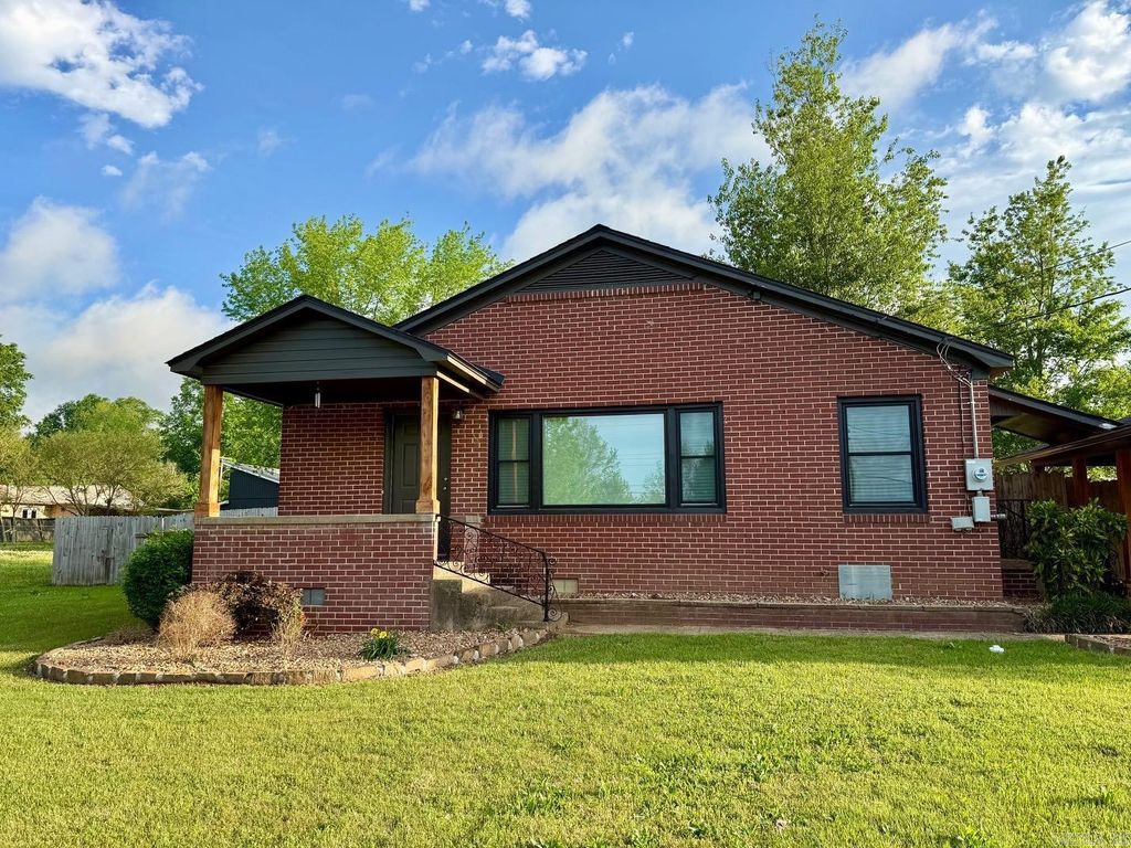 1809 Church Ave, Mena, AR 71953