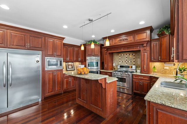 7650 Pineview Lane, Frankfort, IL 60423