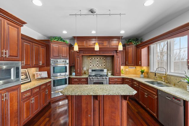 7650 Pineview Lane, Frankfort, IL 60423