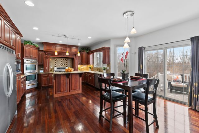 7650 Pineview Lane, Frankfort, IL 60423