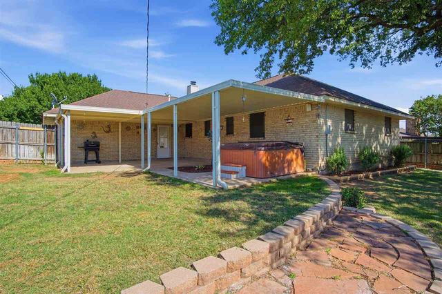 416 NW Woodland Dr, Lawton, OK 73505