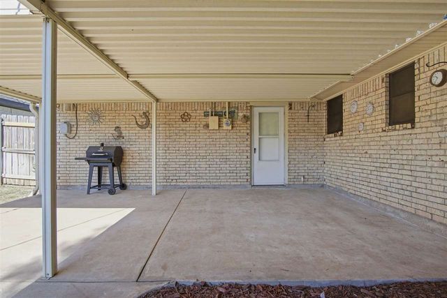 416 NW Woodland Dr, Lawton, OK 73505