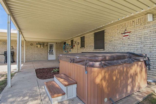 416 NW Woodland Dr, Lawton, OK 73505