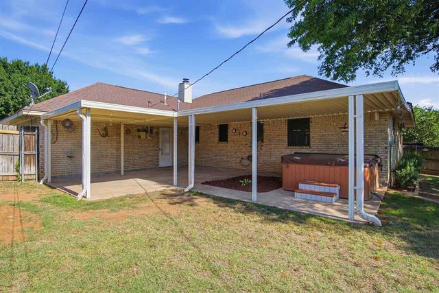 416 NW Woodland Dr, Lawton, OK 73505