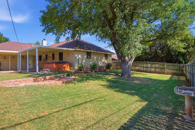 416 NW Woodland Dr, Lawton, OK 73505