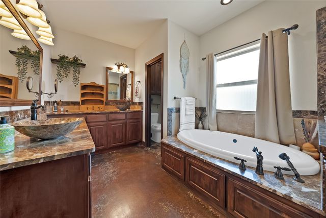 411 N Oak Branch Rd, Waxahachie, TX 75167