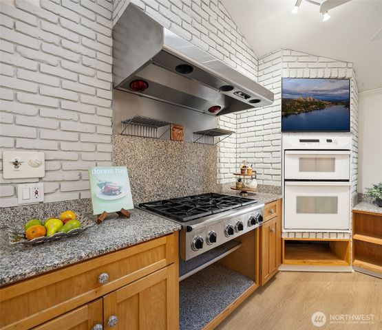 17226 SE 40th Place, Bellevue, WA 98008