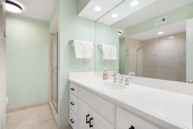 1671 Mission Hills Road 106, Northbrook, IL 60062