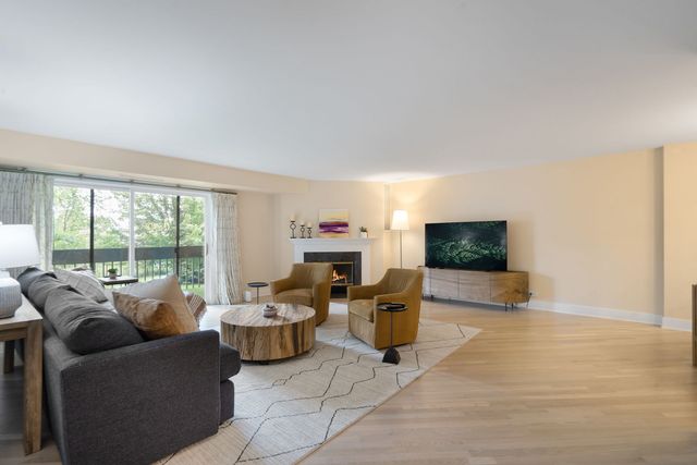 1671 Mission Hills Road 106, Northbrook, IL 60062
