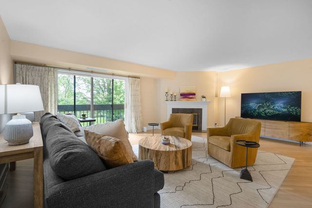 1671 Mission Hills Road 106, Northbrook, IL 60062
