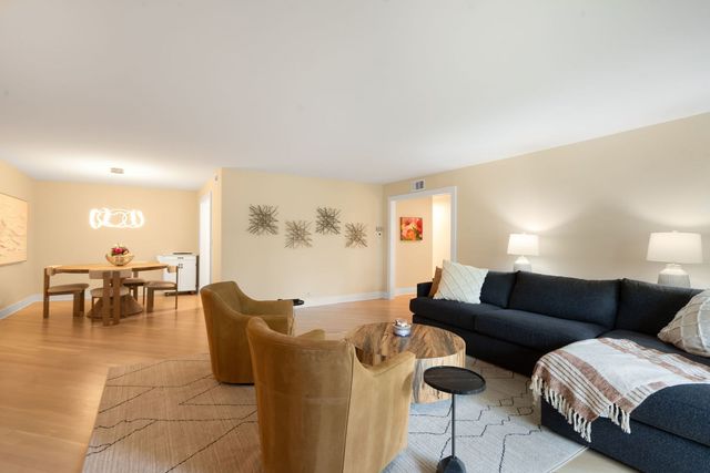 1671 Mission Hills Road 106, Northbrook, IL 60062