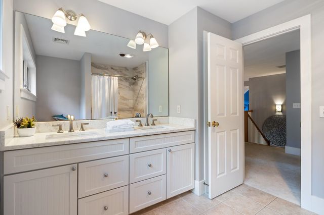 15 Wiggin Way, Stratham, NH 03885