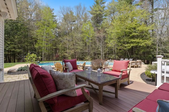 15 Wiggin Way, Stratham, NH 03885