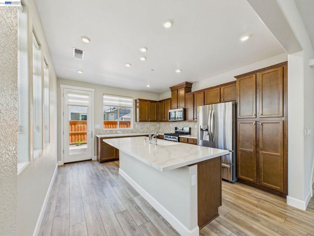 233 E Central Pkwy, Mountain House, CA 95391