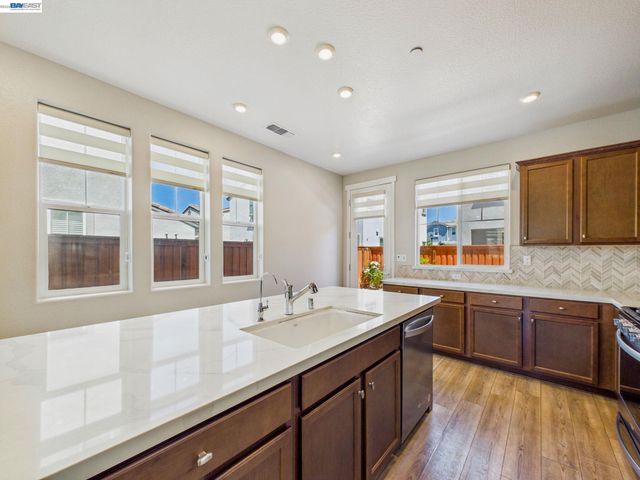 233 E Central Pkwy, Mountain House, CA 95391
