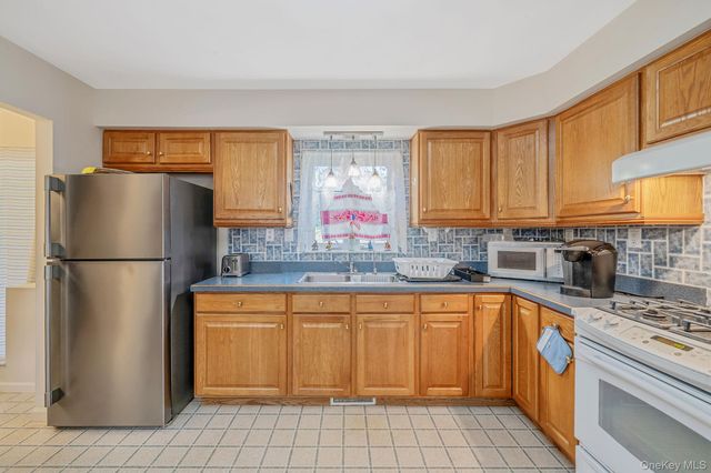1407 Middle Road 253, Calverton, NY 11933
