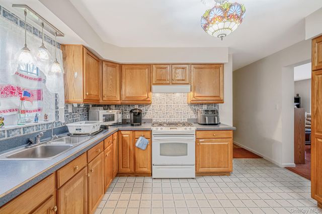 1407 Middle Road 253, Calverton, NY 11933