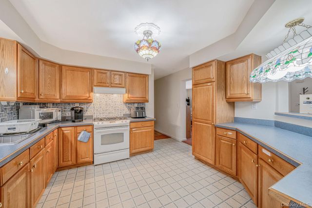 1407 Middle Road 253, Calverton, NY 11933