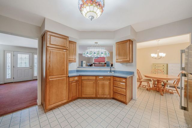1407 Middle Road 253, Calverton, NY 11933