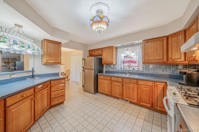 1407 Middle Road 253, Calverton, NY 11933