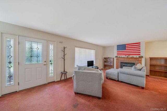 1407 Middle Road 253, Calverton, NY 11933