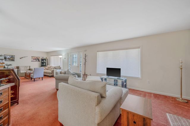 1407 Middle Road 253, Calverton, NY 11933
