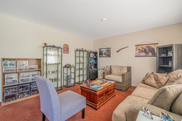 1407 Middle Road 253, Calverton, NY 11933