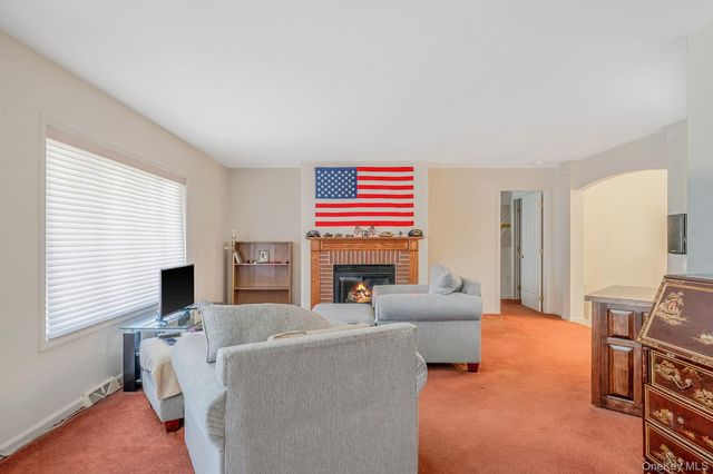 1407 Middle Road 253, Calverton, NY 11933
