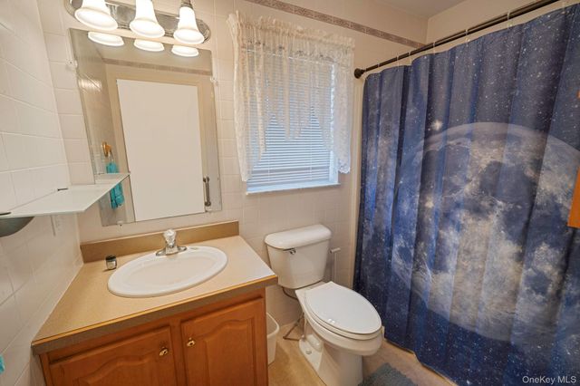 1407 Middle Road 253, Calverton, NY 11933