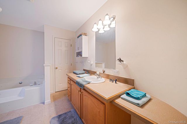 1407 Middle Road 253, Calverton, NY 11933