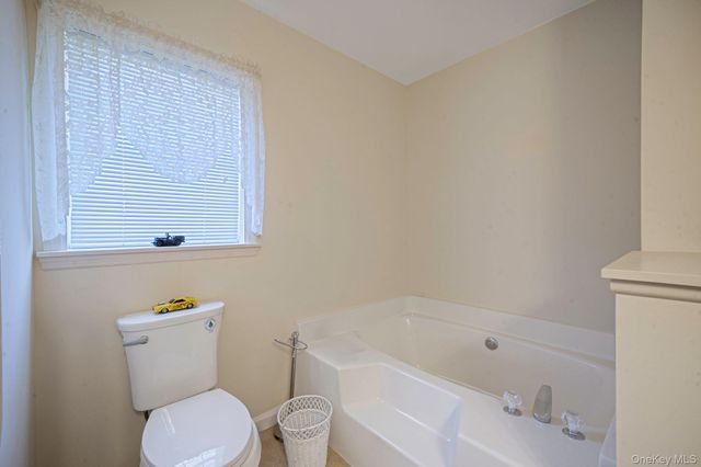 1407 Middle Road 253, Calverton, NY 11933