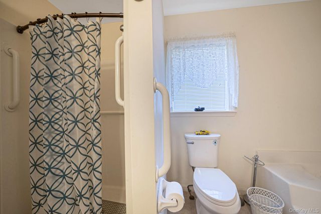 1407 Middle Road 253, Calverton, NY 11933