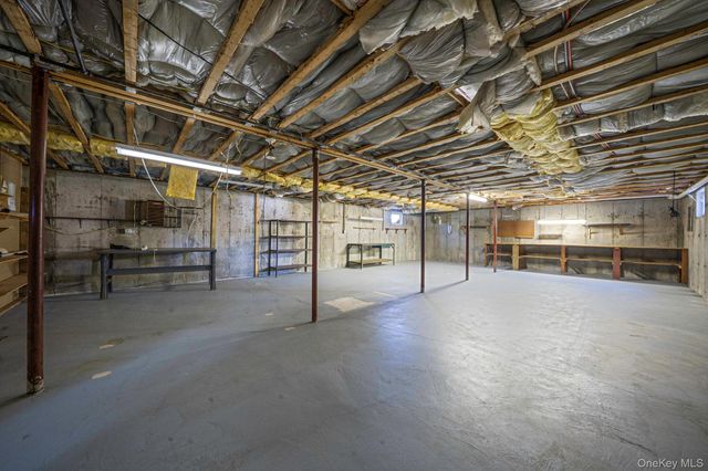 1407 Middle Road 253, Calverton, NY 11933