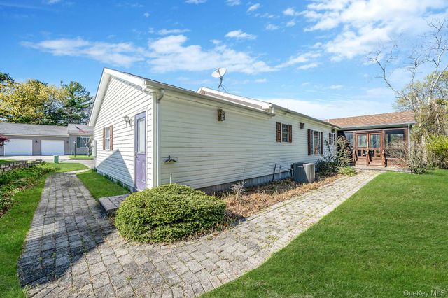 1407 Middle Road 253, Calverton, NY 11933