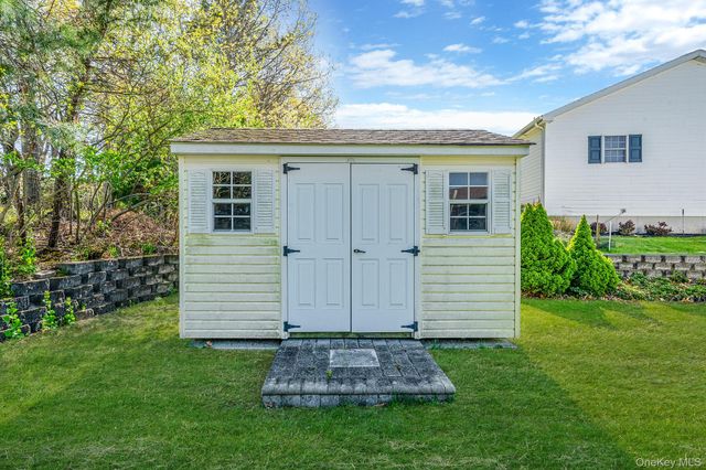 1407 Middle Road 253, Calverton, NY 11933